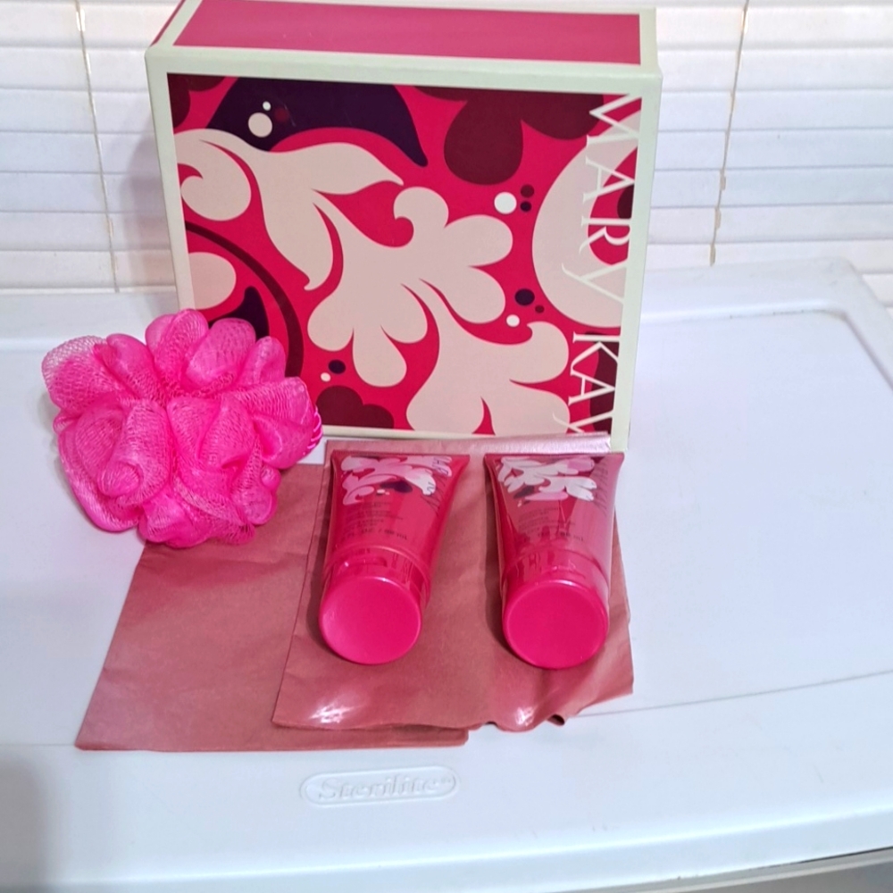 Mary Kay Romantic Petals gift set